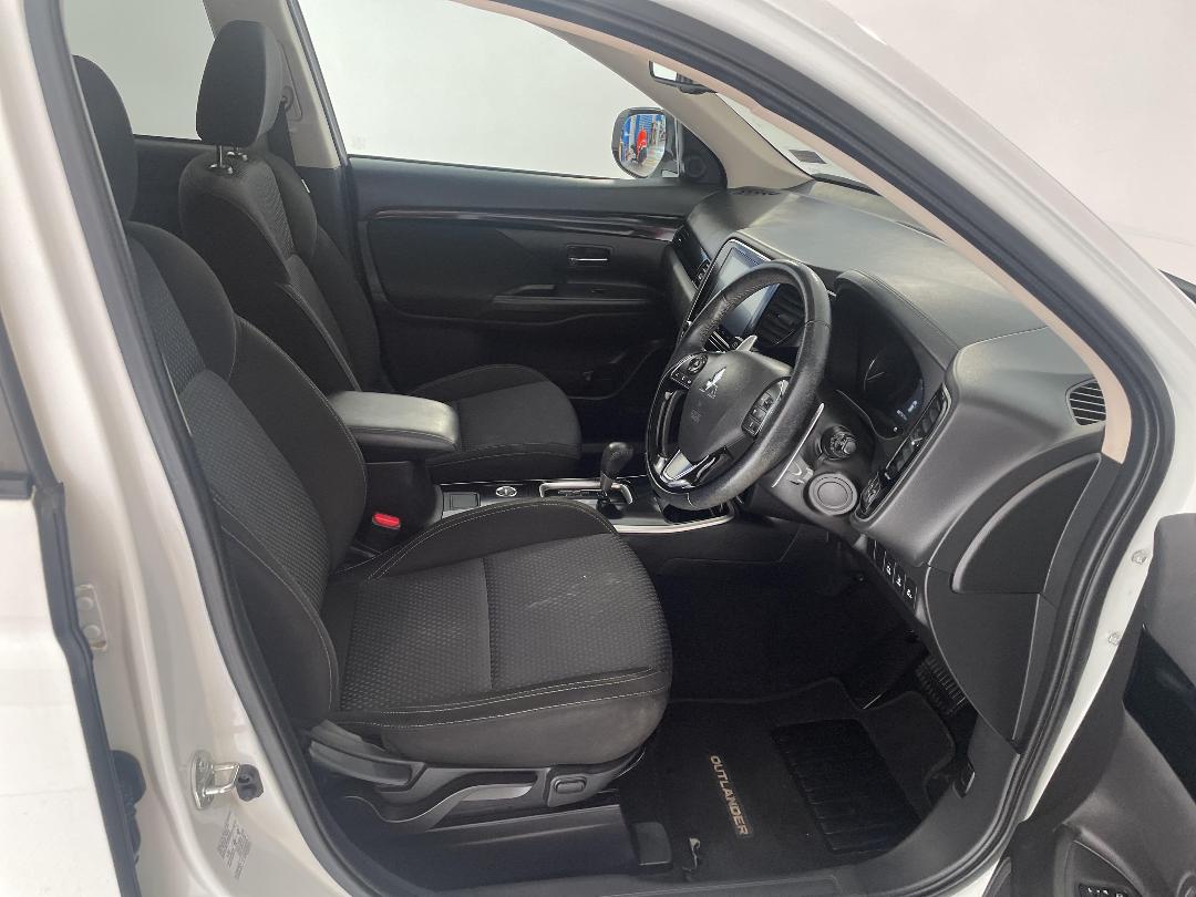 Photo '16' of Mitsubishi Outlander