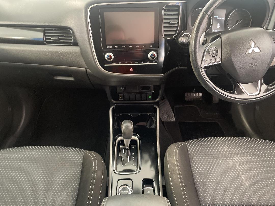 Photo '18' of Mitsubishi Outlander