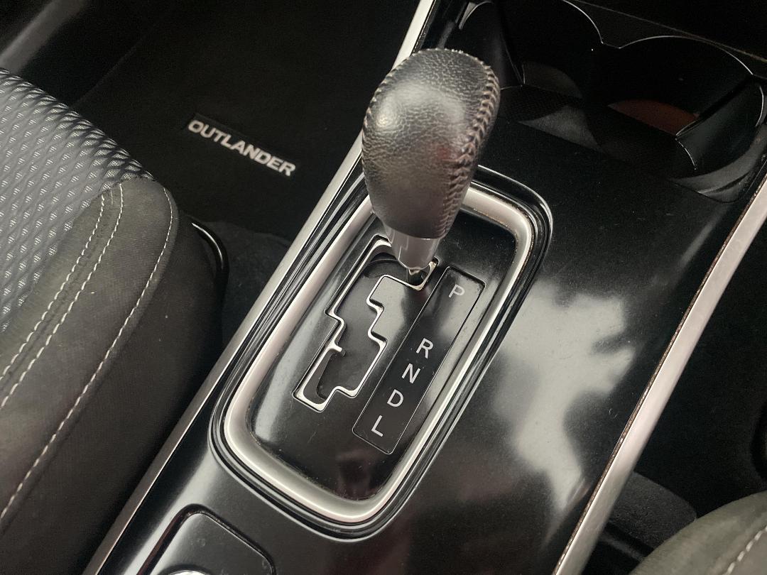 Photo '33' of Mitsubishi Outlander