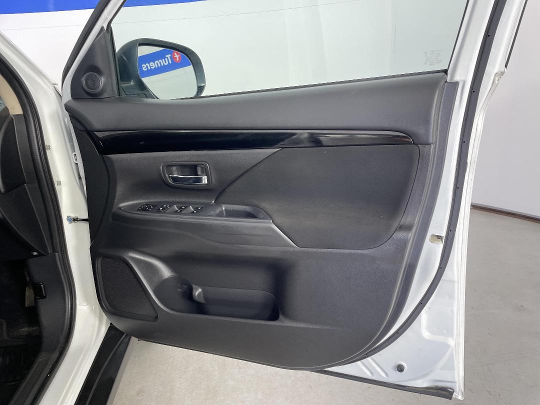 Photo '15' of Mitsubishi Outlander Photo '15' of Mitsubishi Outlander