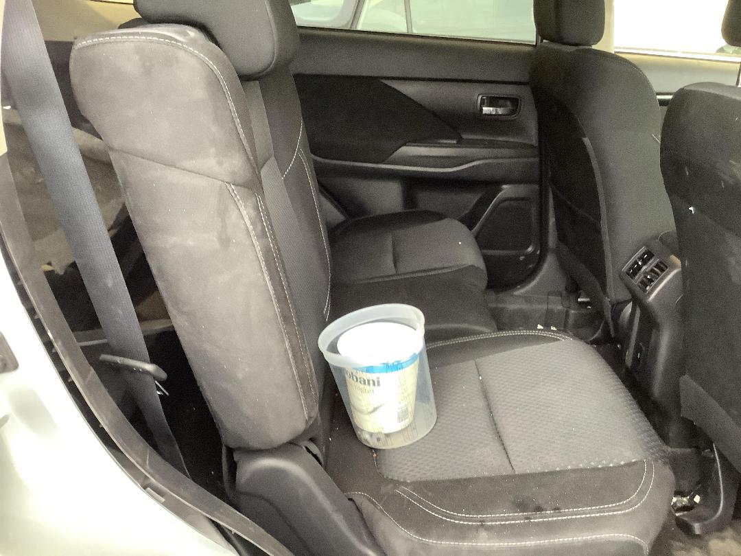 Photo '7' of Mitsubishi Outlander LS Photo '7' of Mitsubishi Outlander LS