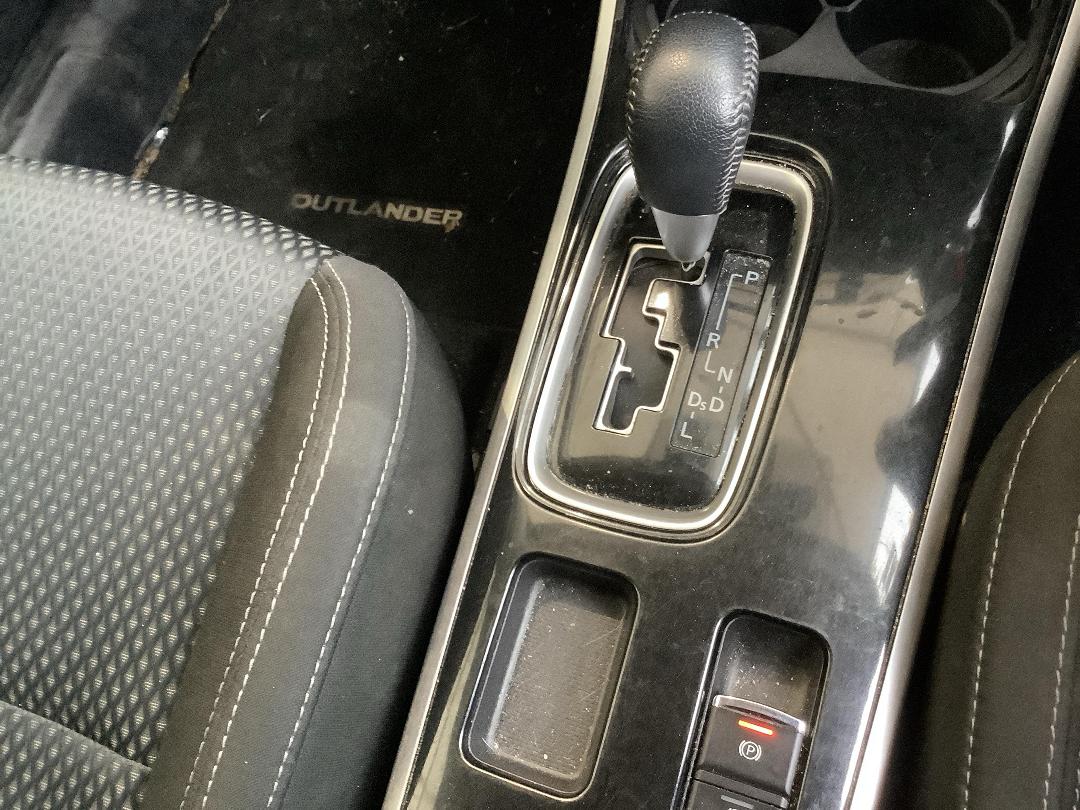 Photo '16' of Mitsubishi Outlander LS Photo '16' of Mitsubishi Outlander LS