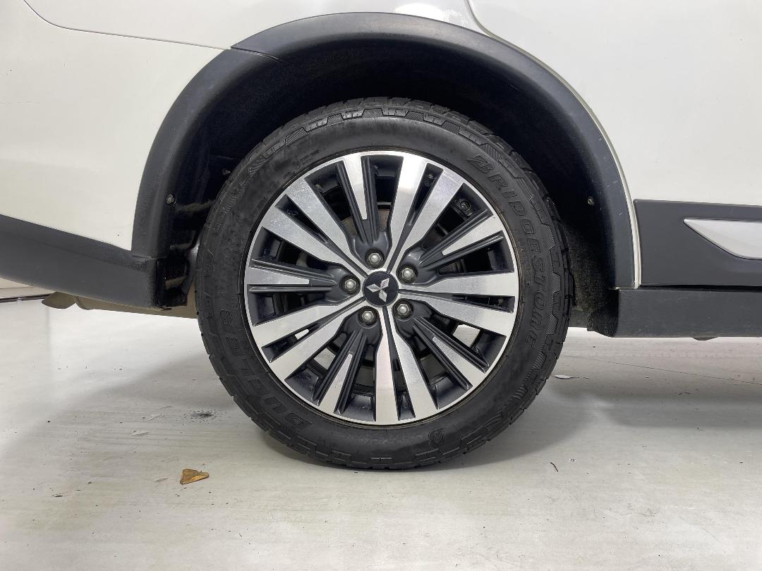 Photo '12' of Mitsubishi Outlander