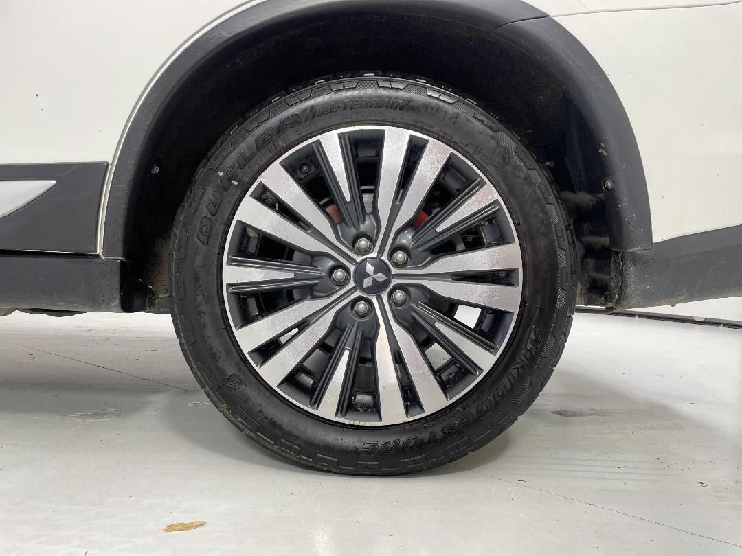 Photo '11' of Mitsubishi Outlander