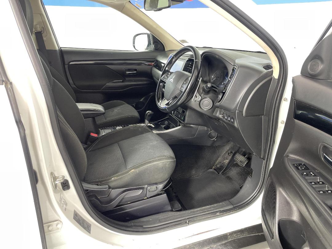 Photo '16' of Mitsubishi Outlander