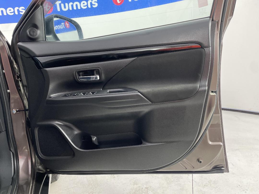 Photo '15' of Mitsubishi Outlander