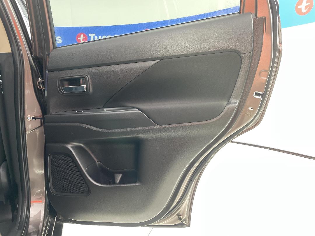 Photo '19' of Mitsubishi Outlander