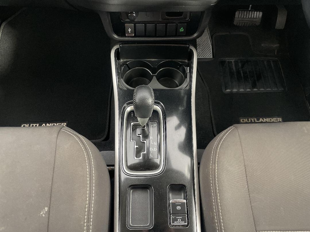 Photo '18' of Mitsubishi Outlander