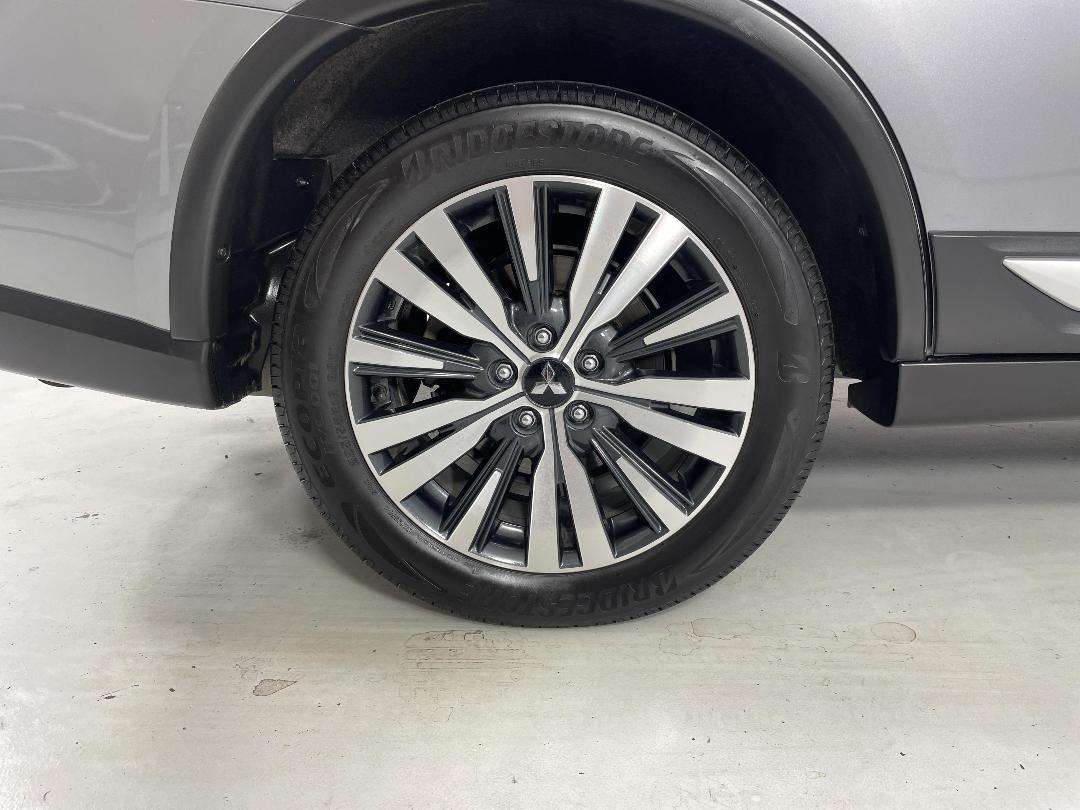 Photo '12' of Mitsubishi Outlander