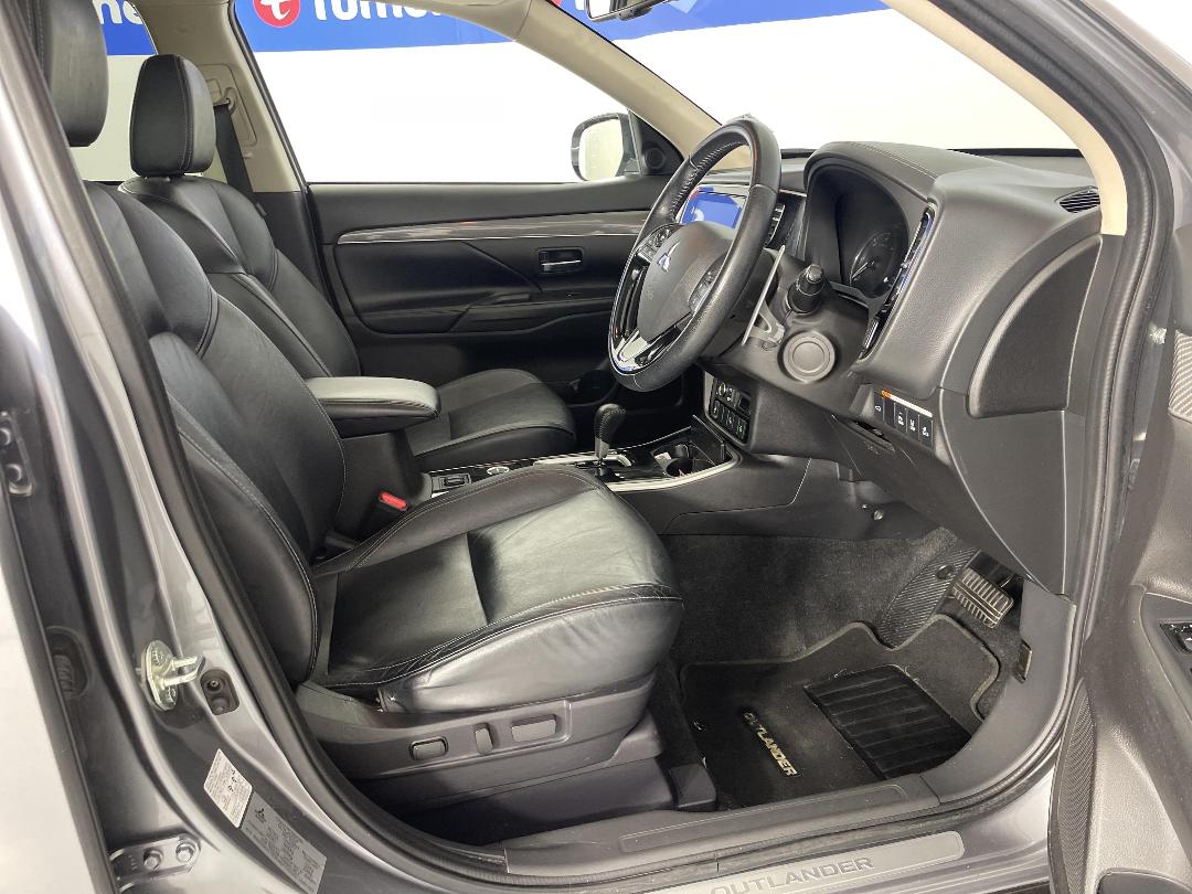 Photo '16' of Mitsubishi Outlander