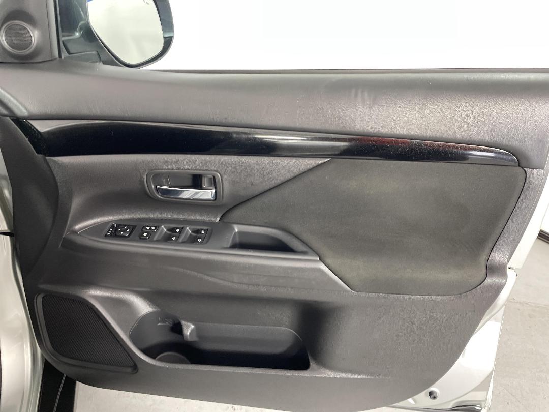 Photo '15' of Mitsubishi Outlander Photo '15' of Mitsubishi Outlander