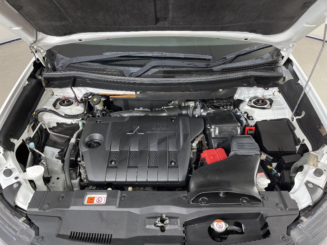 Photo '13' of Mitsubishi Outlander