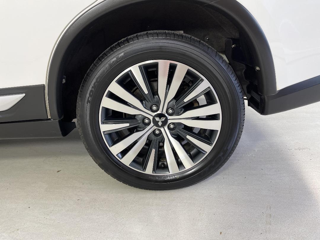 Photo '11' of Mitsubishi Outlander