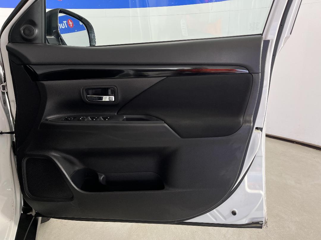 Photo '15' of Mitsubishi Outlander