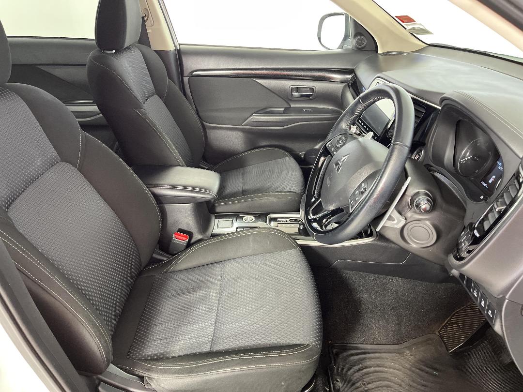 Photo '16' of Mitsubishi Outlander