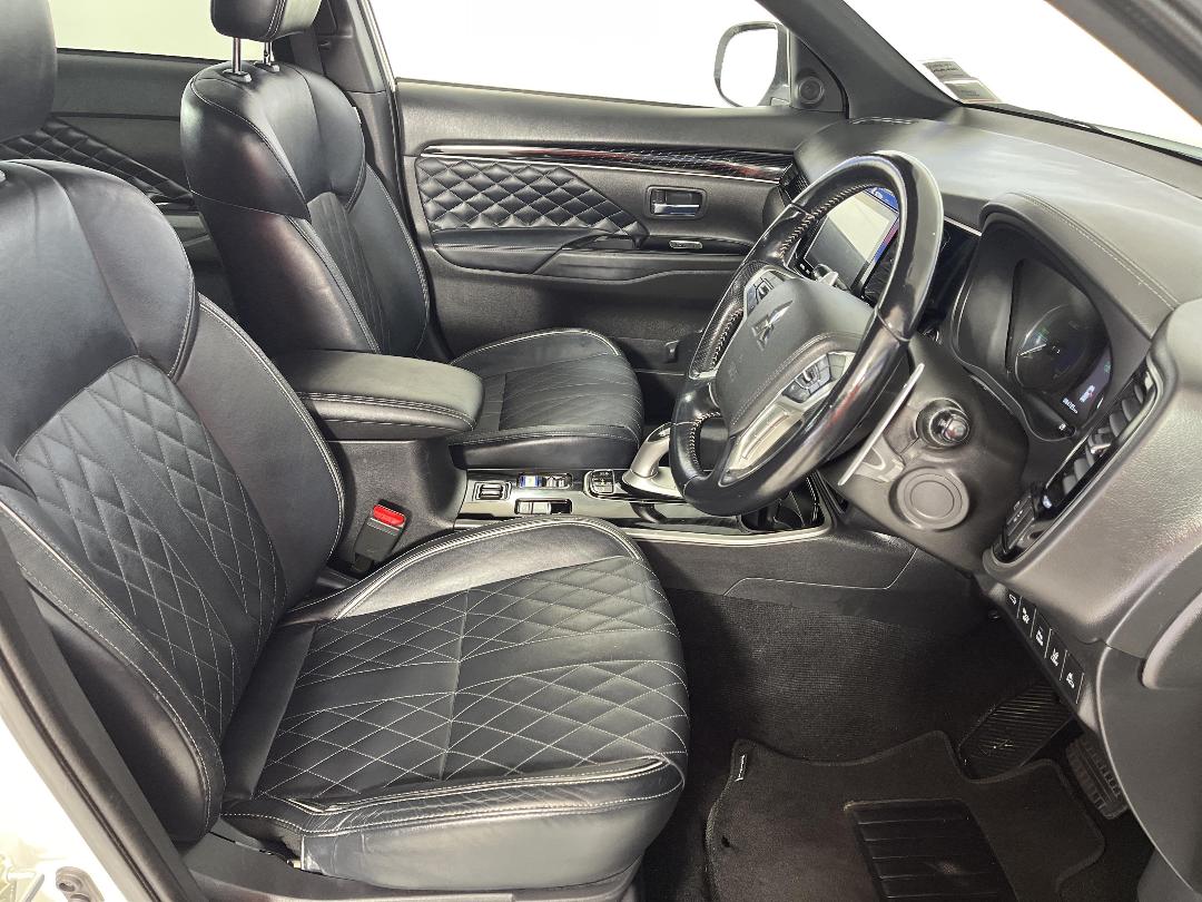 Photo '16' of Mitsubishi Outlander