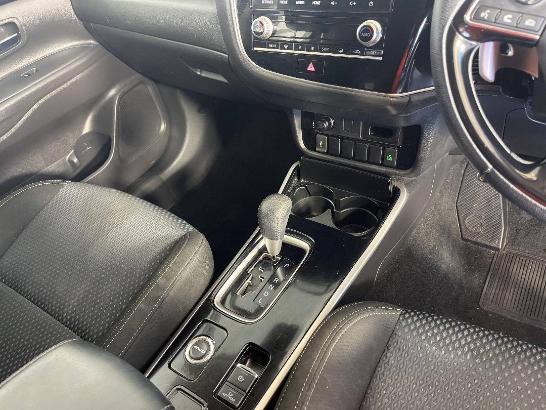 Photo '18' of Mitsubishi Outlander