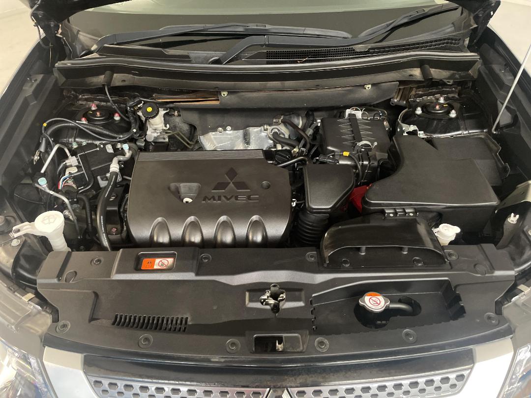 Photo '13' of Mitsubishi Outlander