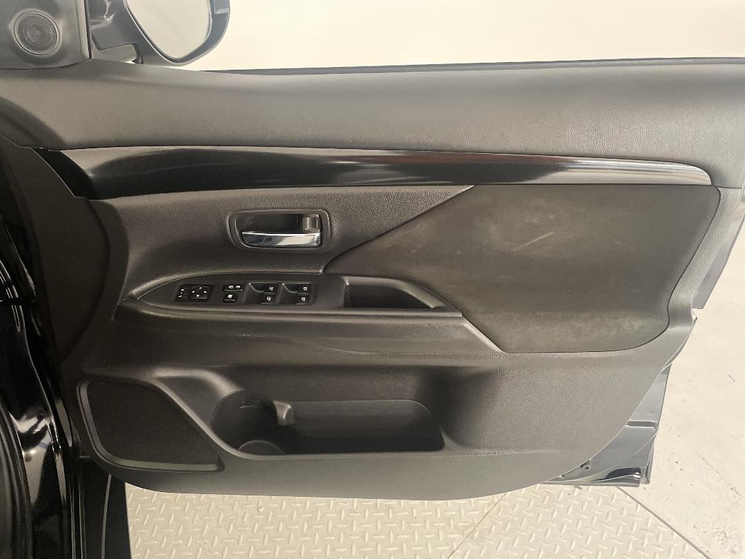 Photo '15' of Mitsubishi Outlander