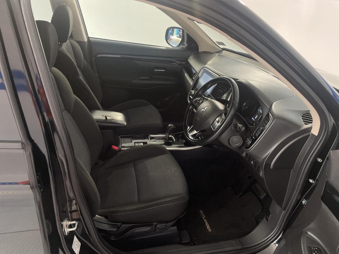 Photo '16' of Mitsubishi Outlander