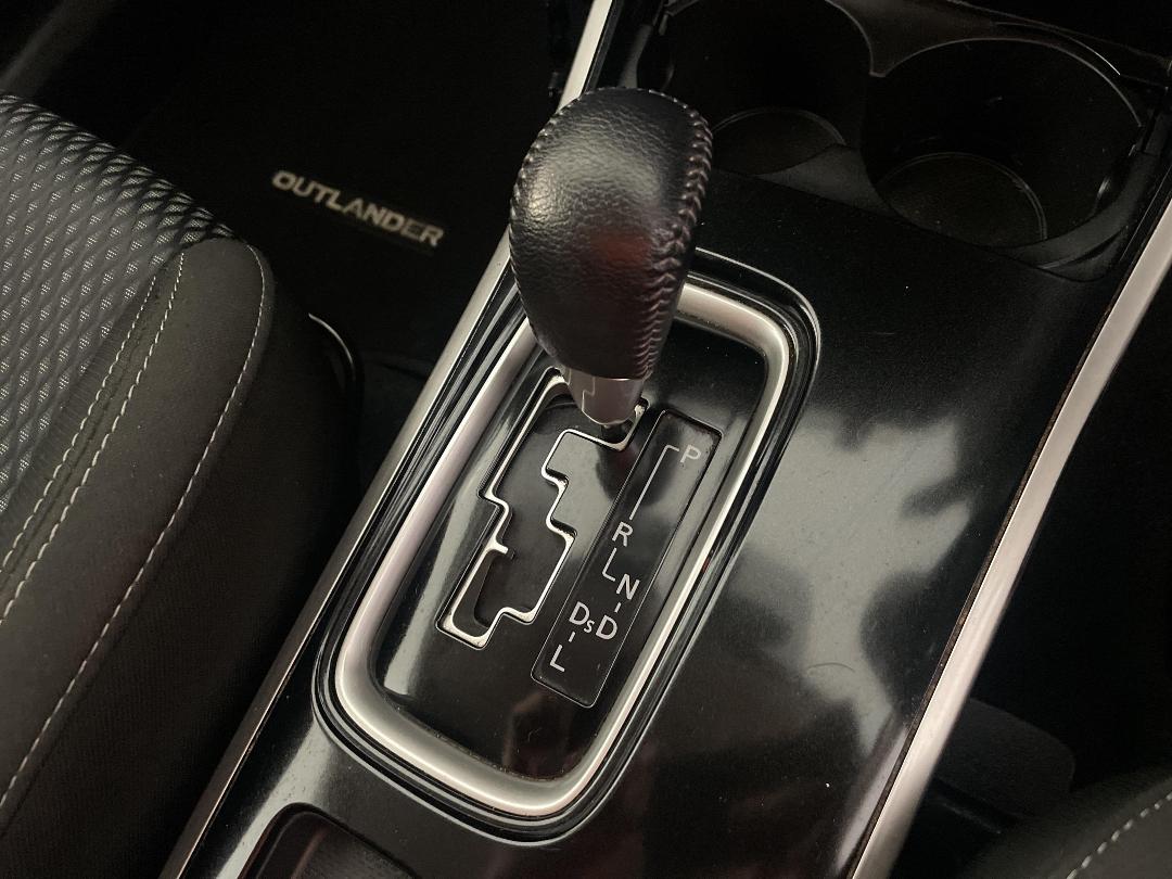 Photo '32' of Mitsubishi Outlander