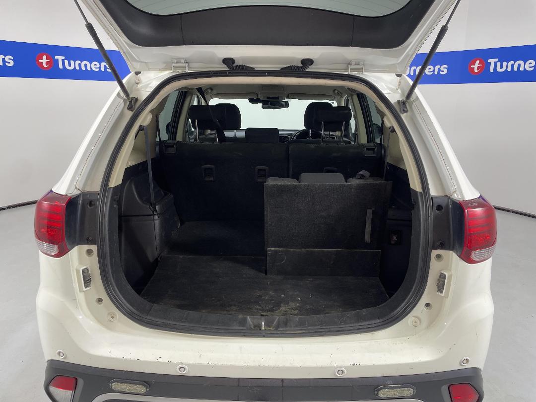 Photo '14' of Mitsubishi Outlander