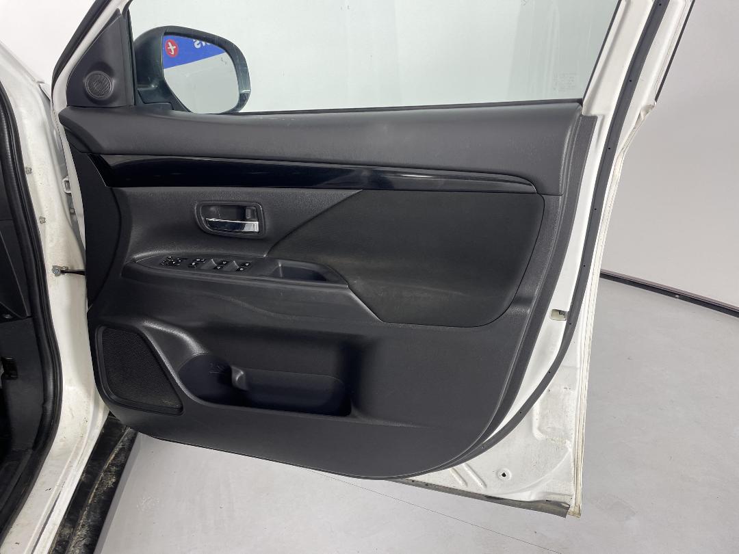 Photo '15' of Mitsubishi Outlander