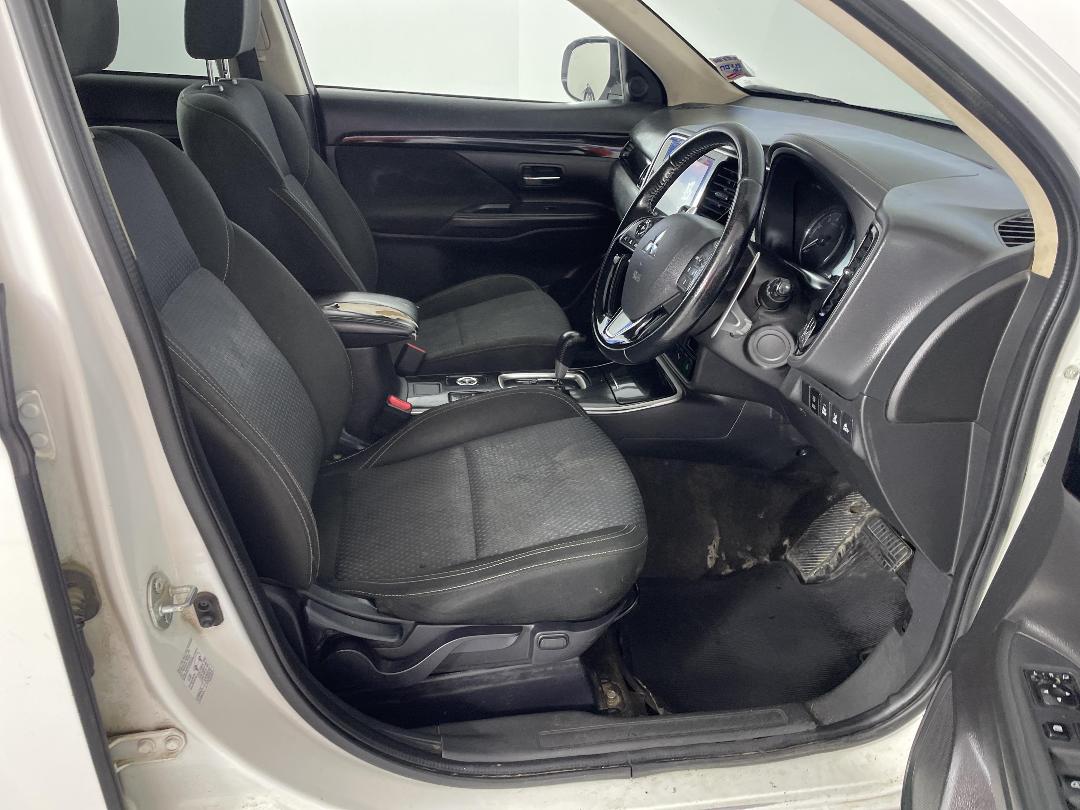 Photo '16' of Mitsubishi Outlander