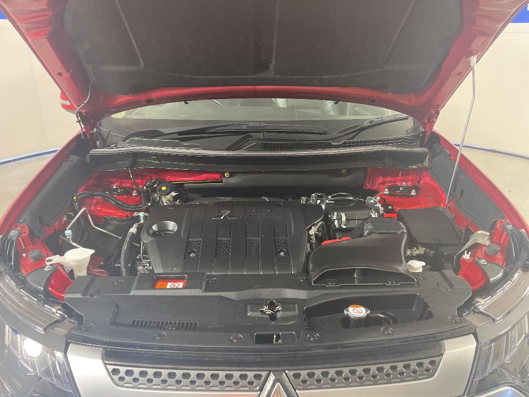 Photo '13' of Mitsubishi Outlander