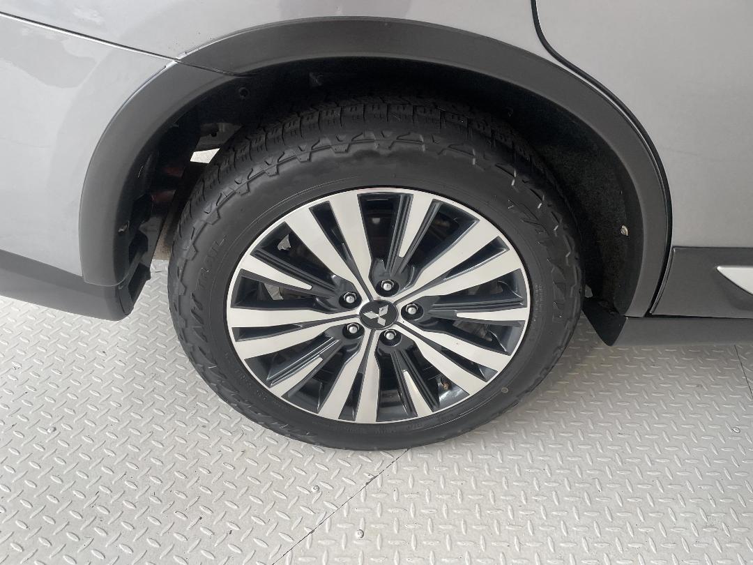 Photo '12' of Mitsubishi Outlander