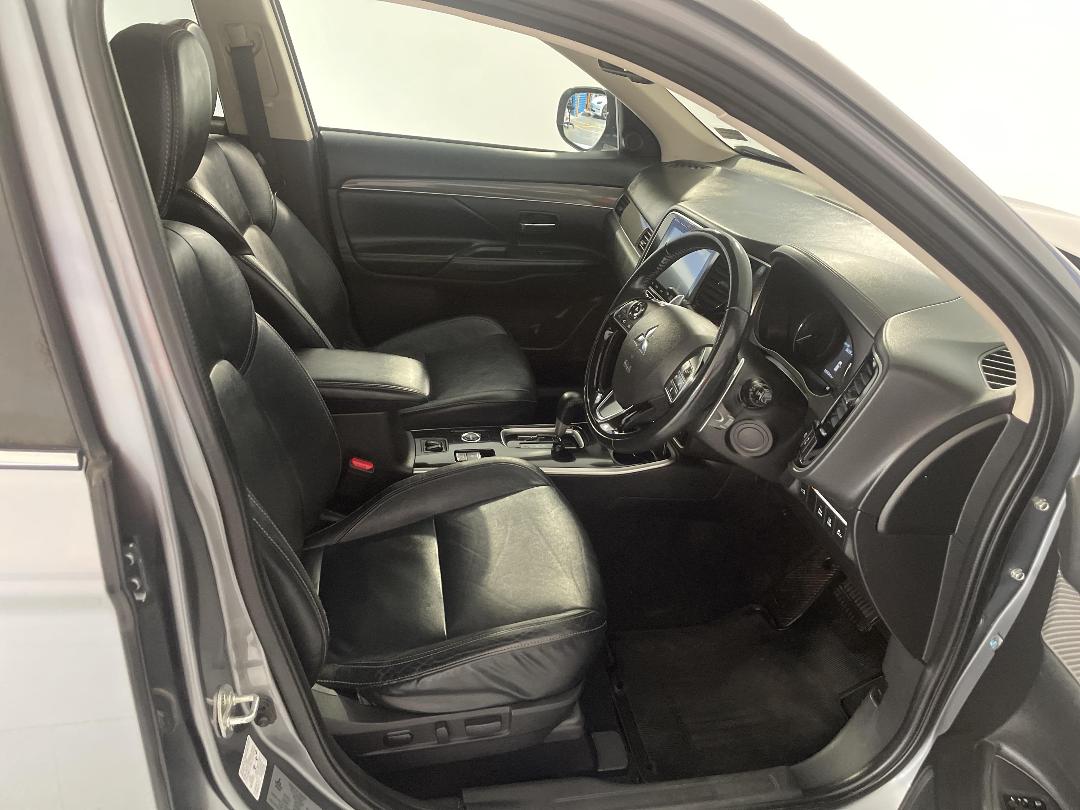 Photo '16' of Mitsubishi Outlander