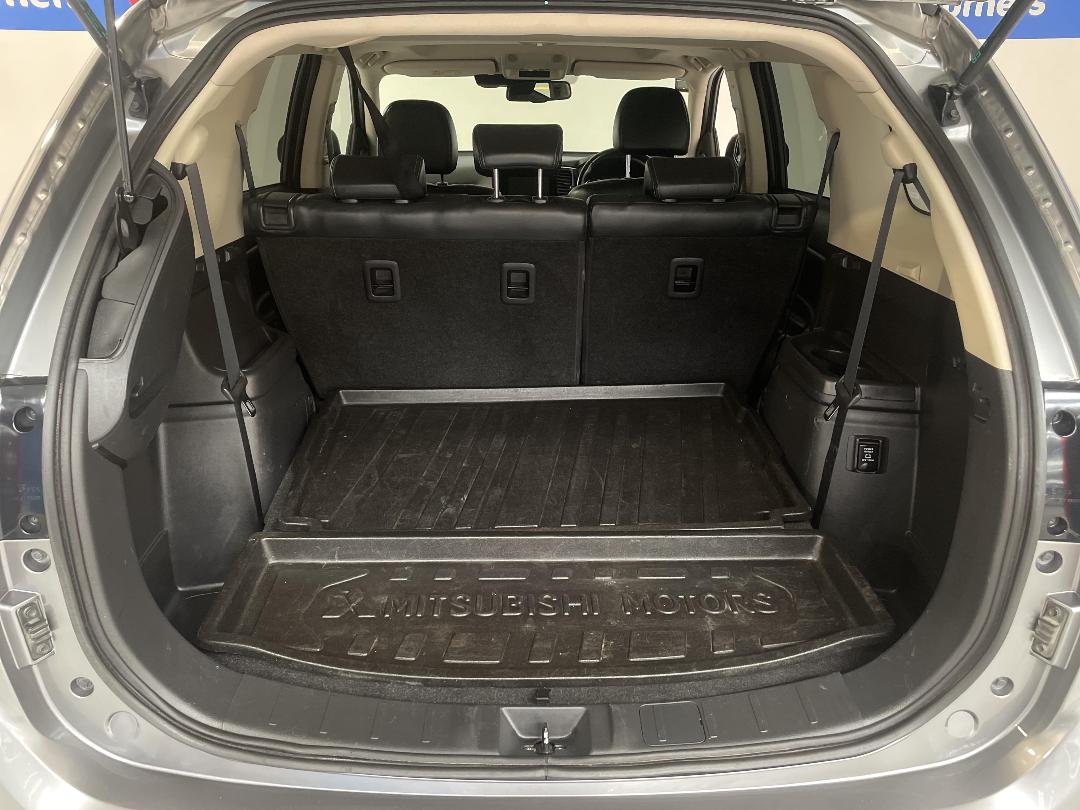 Photo '14' of Mitsubishi Outlander