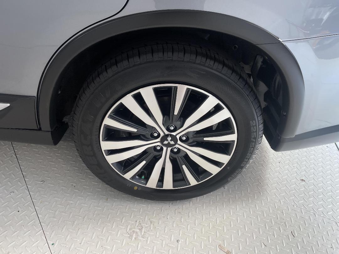 Photo '11' of Mitsubishi Outlander