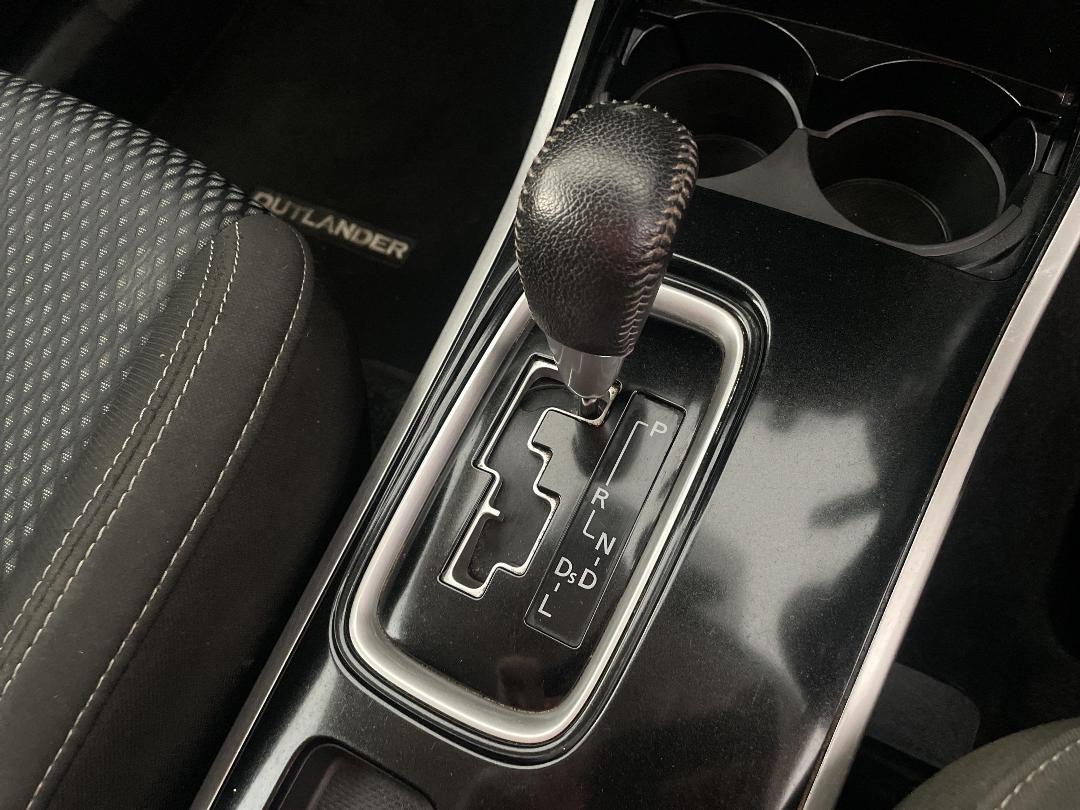 Photo '33' of Mitsubishi Outlander