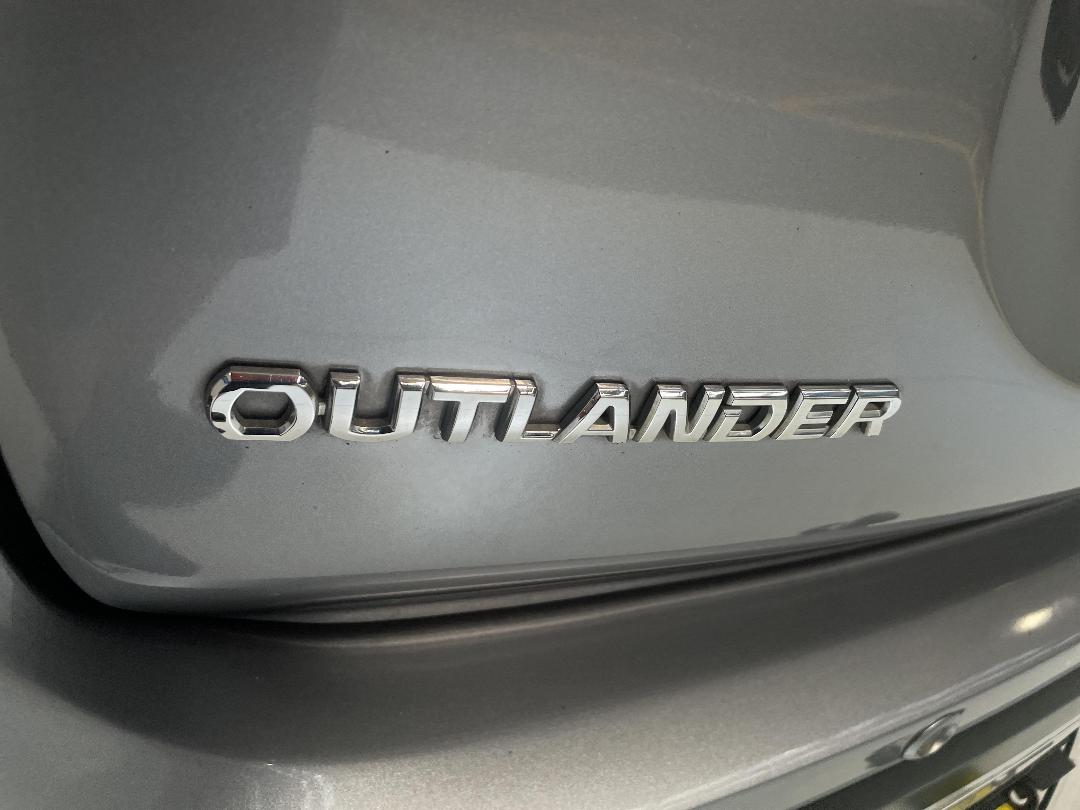 Photo '37' of Mitsubishi Outlander