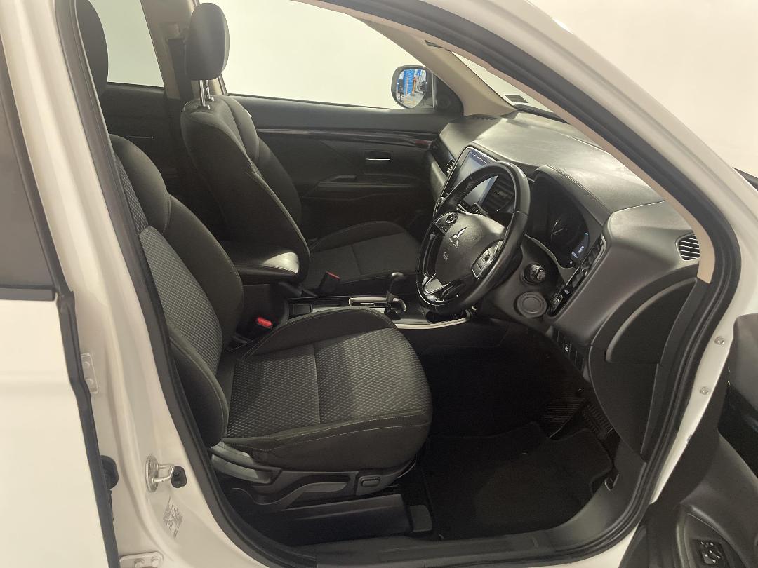 Photo '16' of Mitsubishi Outlander Photo '16' of Mitsubishi Outlander