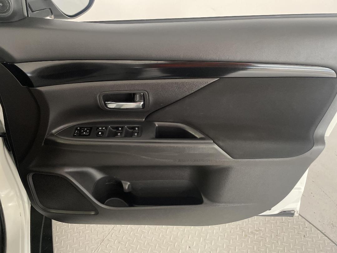 Photo '15' of Mitsubishi Outlander Photo '15' of Mitsubishi Outlander