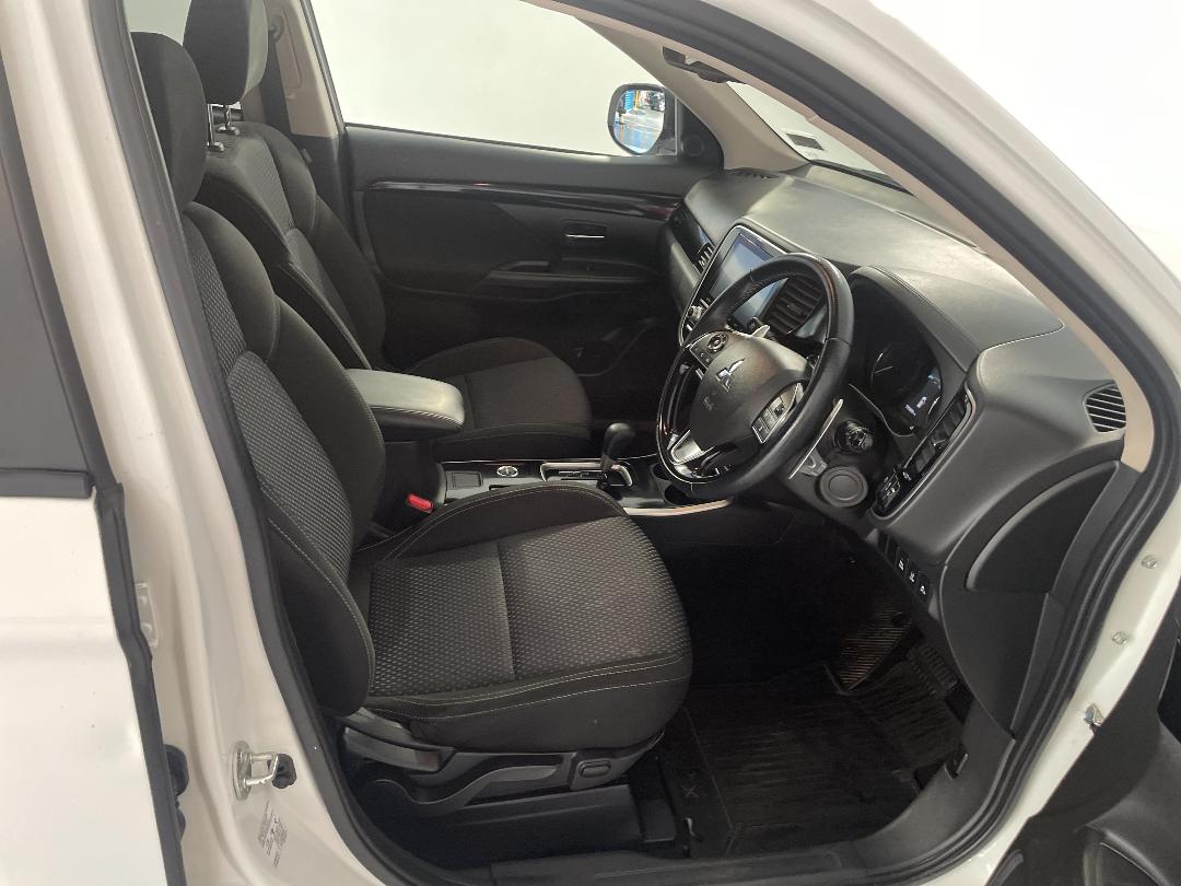 Photo '16' of Mitsubishi Outlander Photo '16' of Mitsubishi Outlander