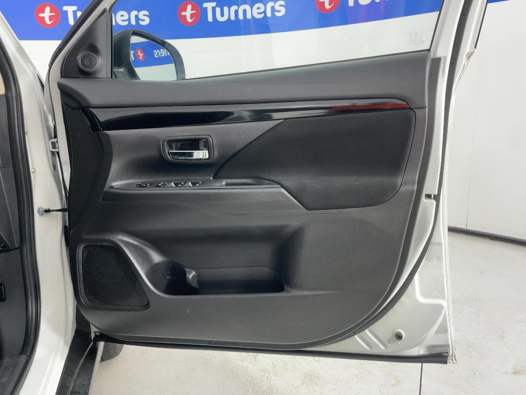 Photo '15' of Mitsubishi Outlander Photo '15' of Mitsubishi Outlander