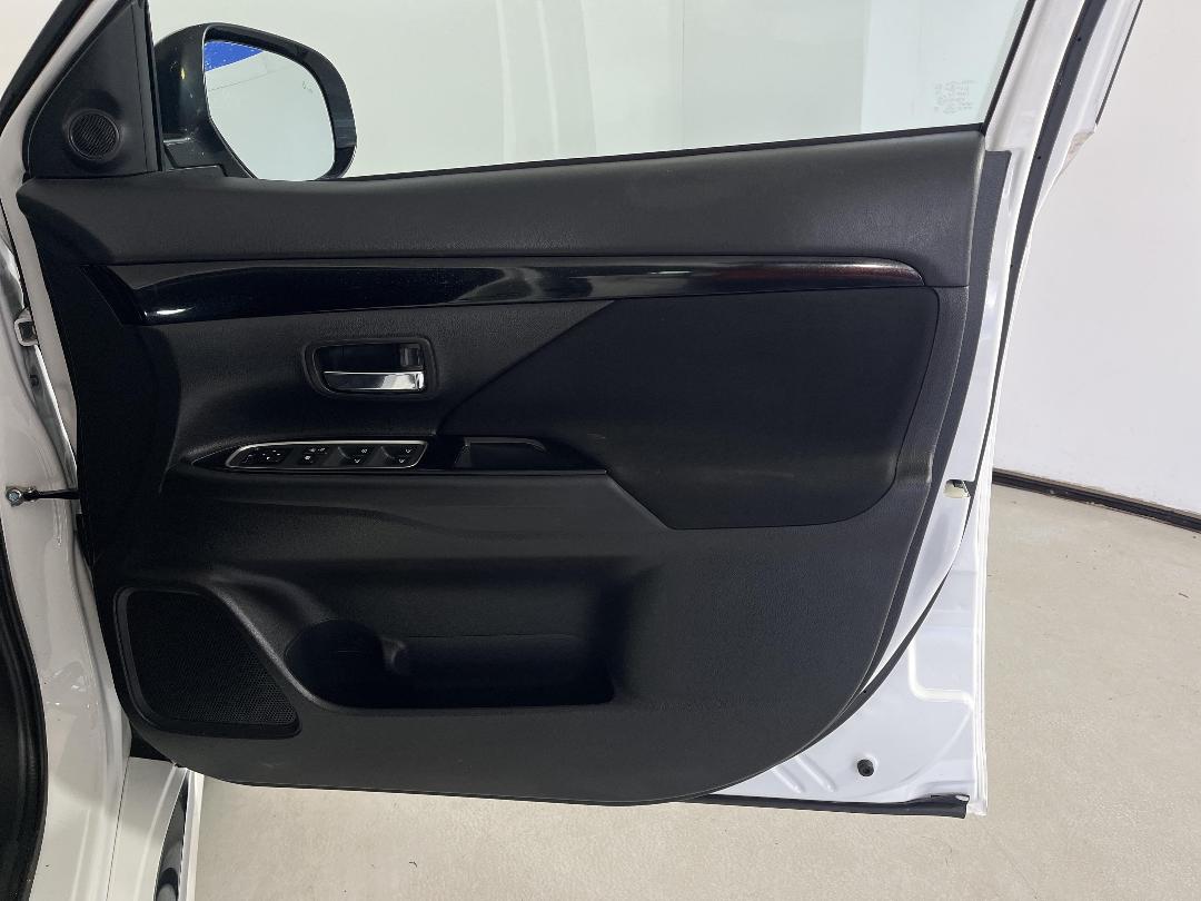 Photo '15' of Mitsubishi Outlander