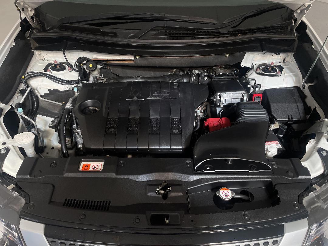 Photo '13' of Mitsubishi Outlander