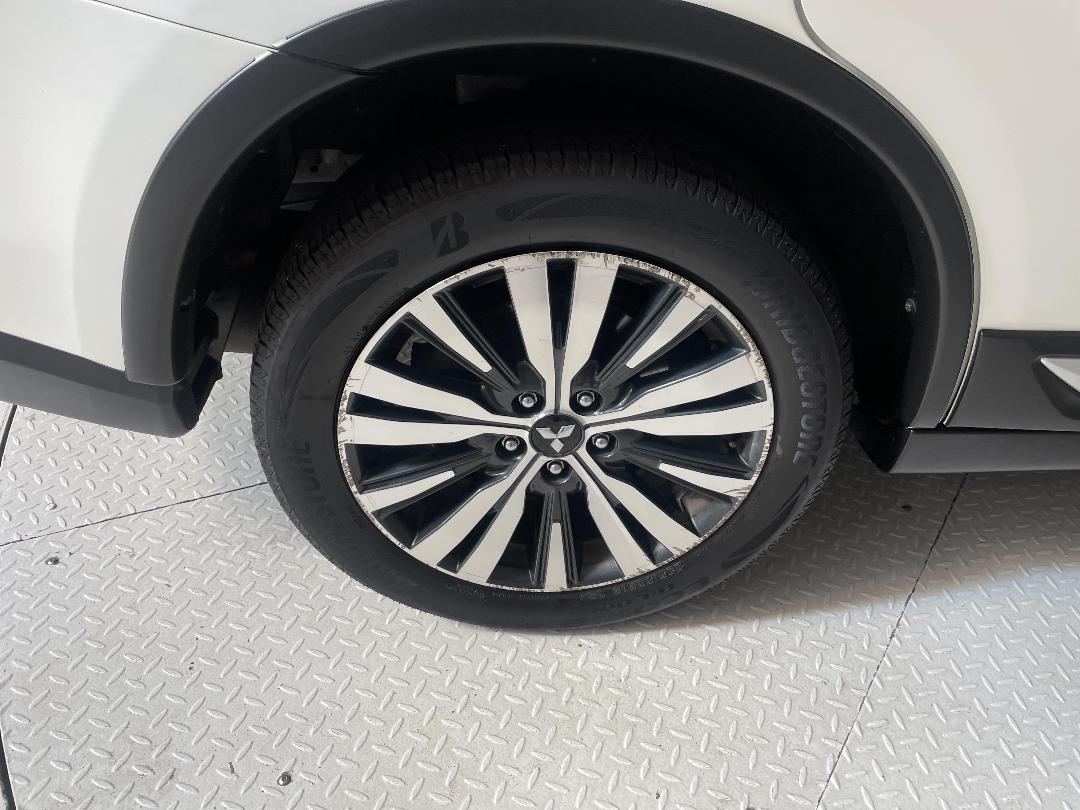 Photo '12' of Mitsubishi Outlander