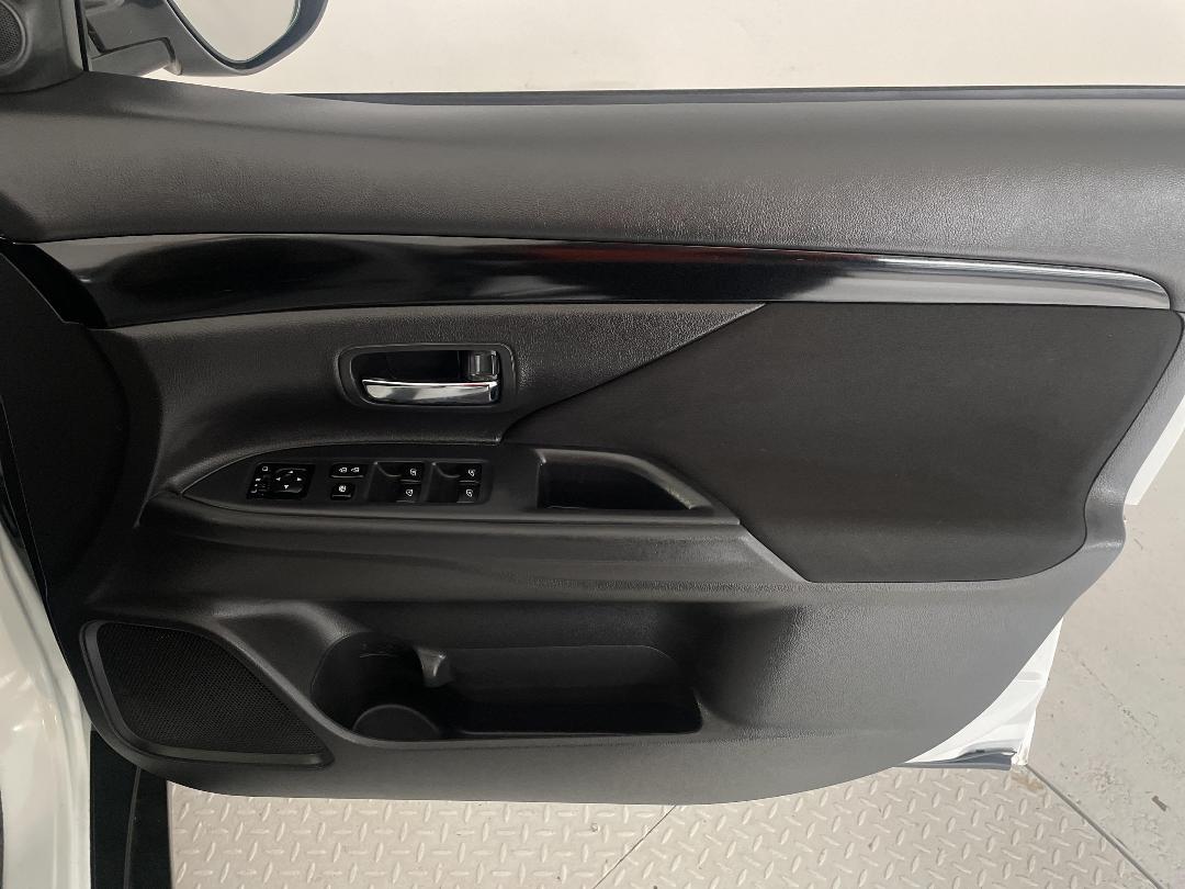 Photo '15' of Mitsubishi Outlander