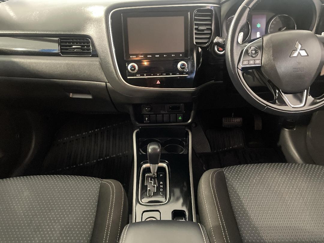 Photo '18' of Mitsubishi Outlander