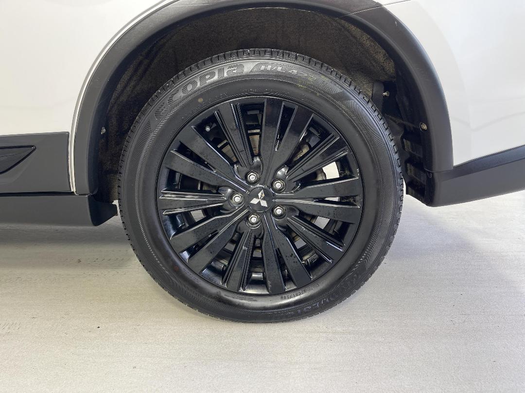 Photo '11' of Mitsubishi Outlander