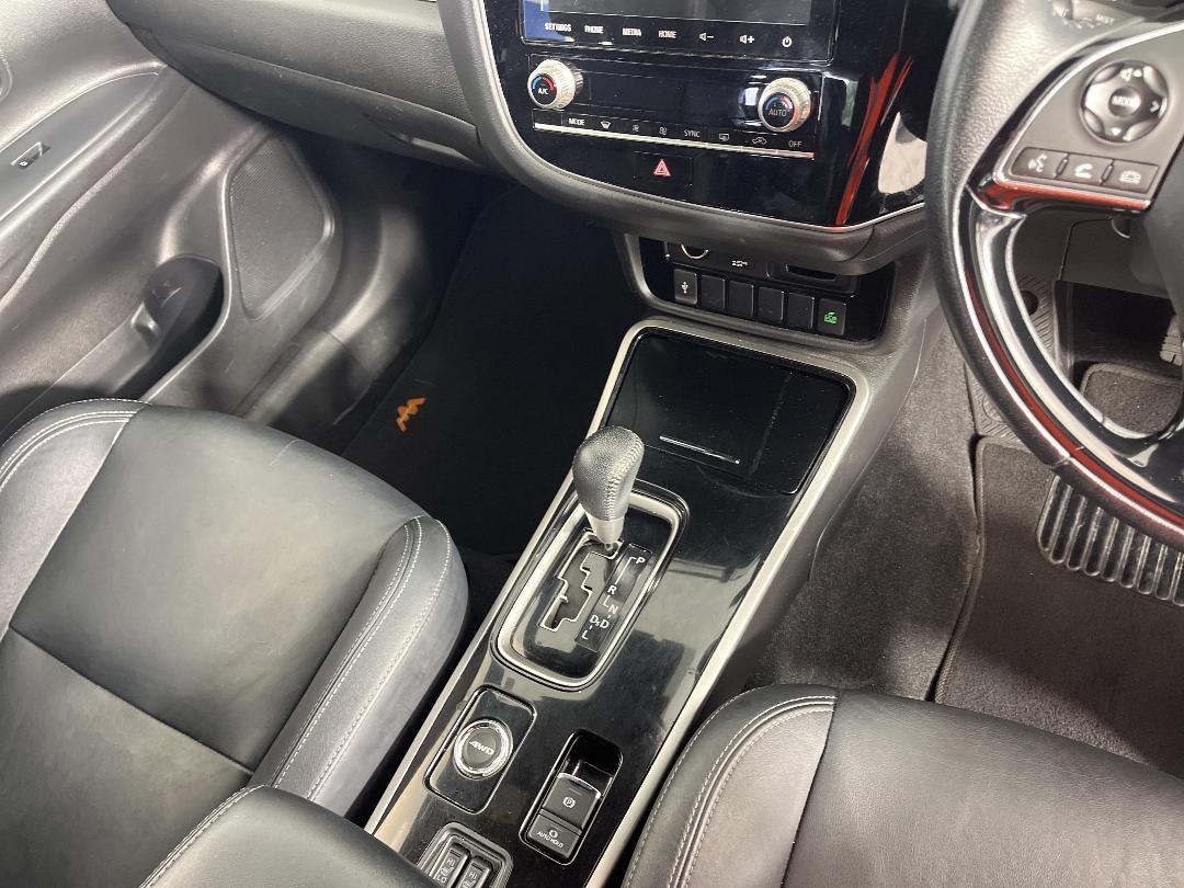 Photo '18' of Mitsubishi Outlander