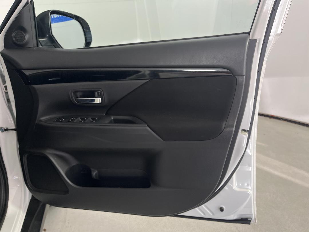 Photo '15' of Mitsubishi Outlander