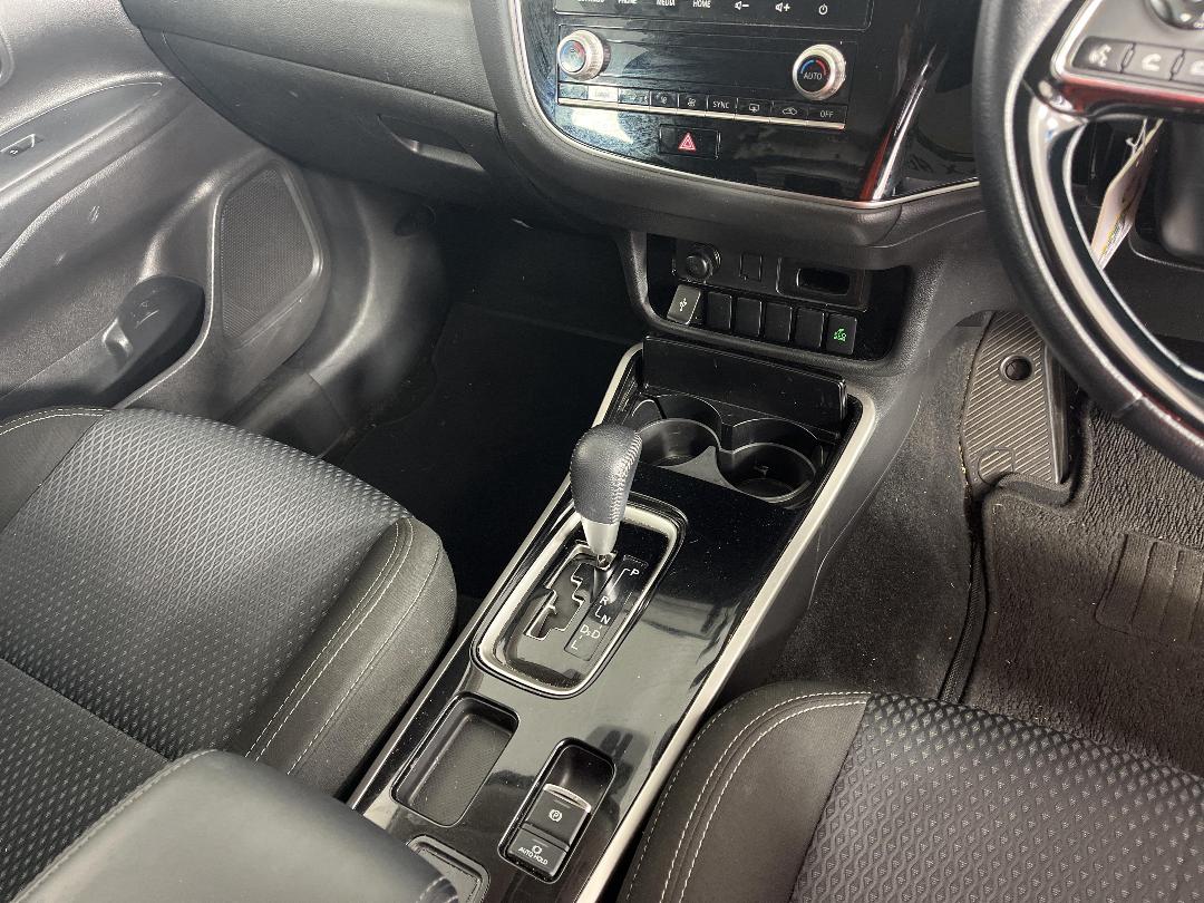 Photo '18' of Mitsubishi Outlander