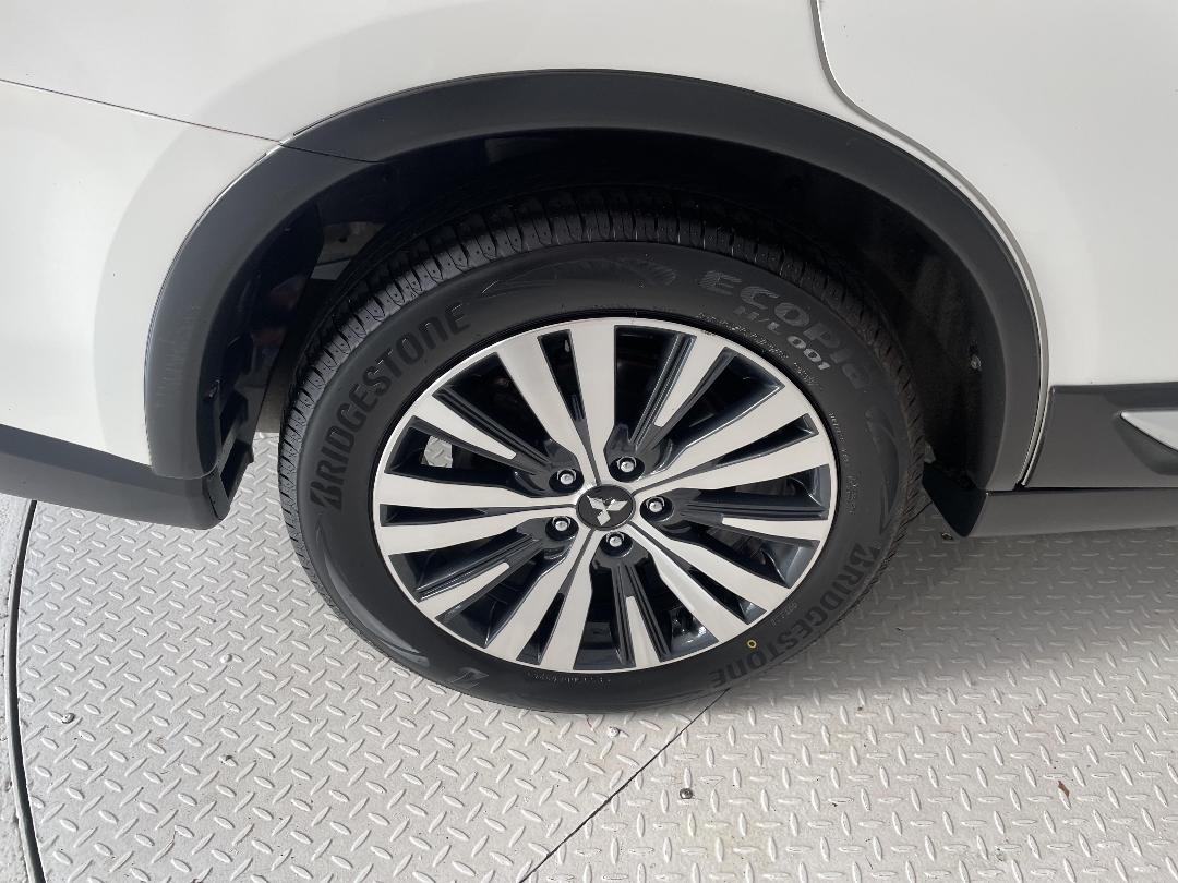 Photo '12' of Mitsubishi Outlander