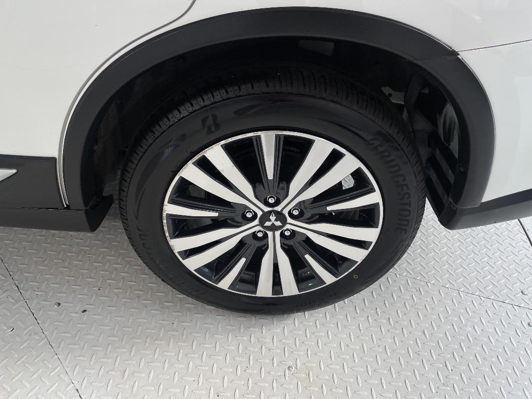 Photo '11' of Mitsubishi Outlander